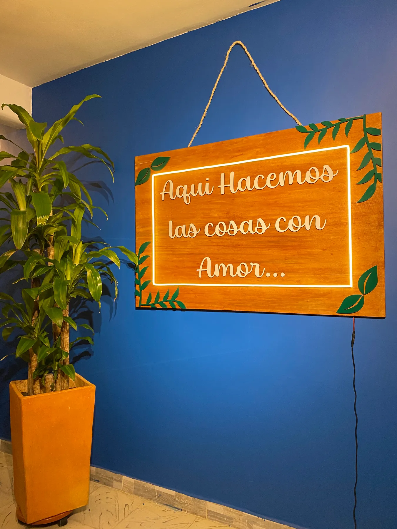 Letrero del restaurante: Aquí hacemos las cosas con amor
