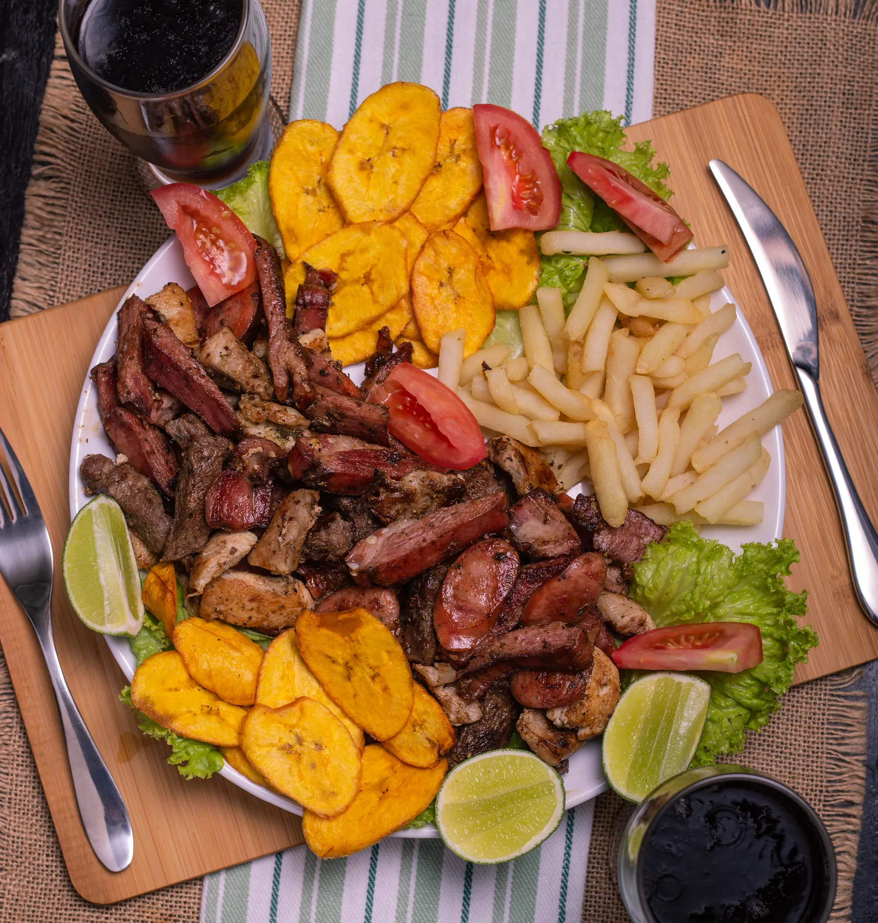Picada de carnes, patacones y papas